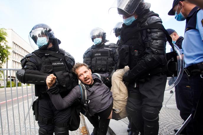 Protest Trg republike | Na PU Ljubljana so pojasnili, da so policisti na petkovih protestih prisilna sredstva uporabili zoper 12 ljudi. | Foto STA