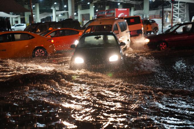 Nekatere glavne ceste v prestolnici Turčije so se spremenile v reke.  | Foto: Profimedia