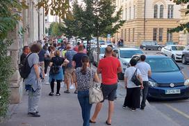 Čakalna vrsta za cepljenje pred zdravstvenim domom Metelkova.