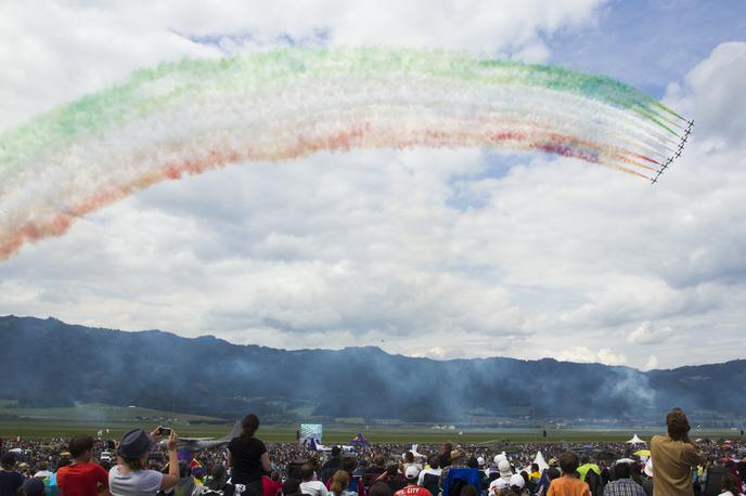 Frecce Tricolori | V nesreči je umrla petletna deklica, njen devetletni brat naj bi bil hudo poškodovan, prav tako tudi oba starša in pilot. Fotografija je simbolična. | Foto Red Bull