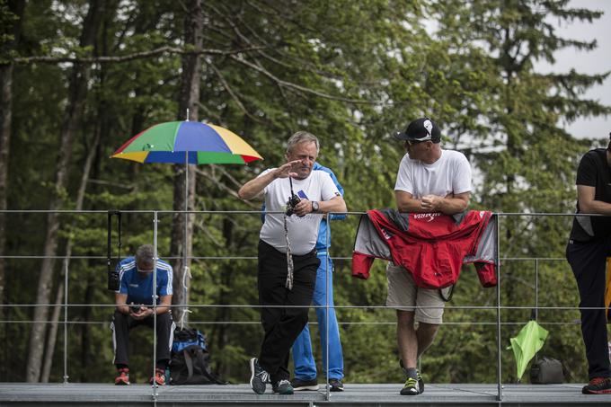 Jani Grilc (levo) je budno spremljal, kako naši fantje skačejo, in jim nato posredoval informacije, kaj morajo pri naslednjem poskusu spremeniti. | Foto: 