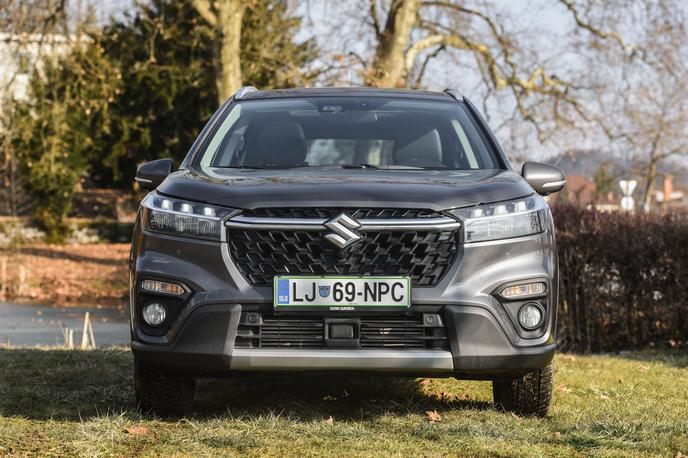 Suzuki S-cross | Maska s svetlo črto, ki povezuje LED žarometa, je nedvomno lepša kot prej, ali pa vsaj bolj usklajena z zadnjimi oblikovalski smernicami. | Foto Gašper Pirman