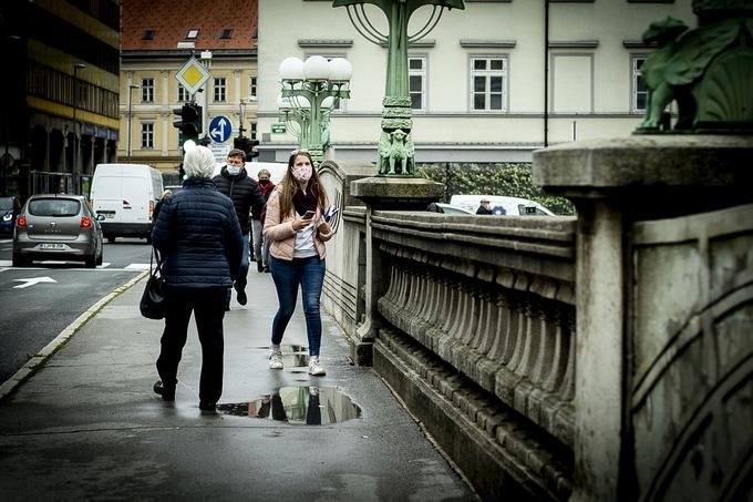 Nošenje zaščitnih mask bo del vsakdana najverjetneje še nekaj časa.  | Foto: Ana Kovač