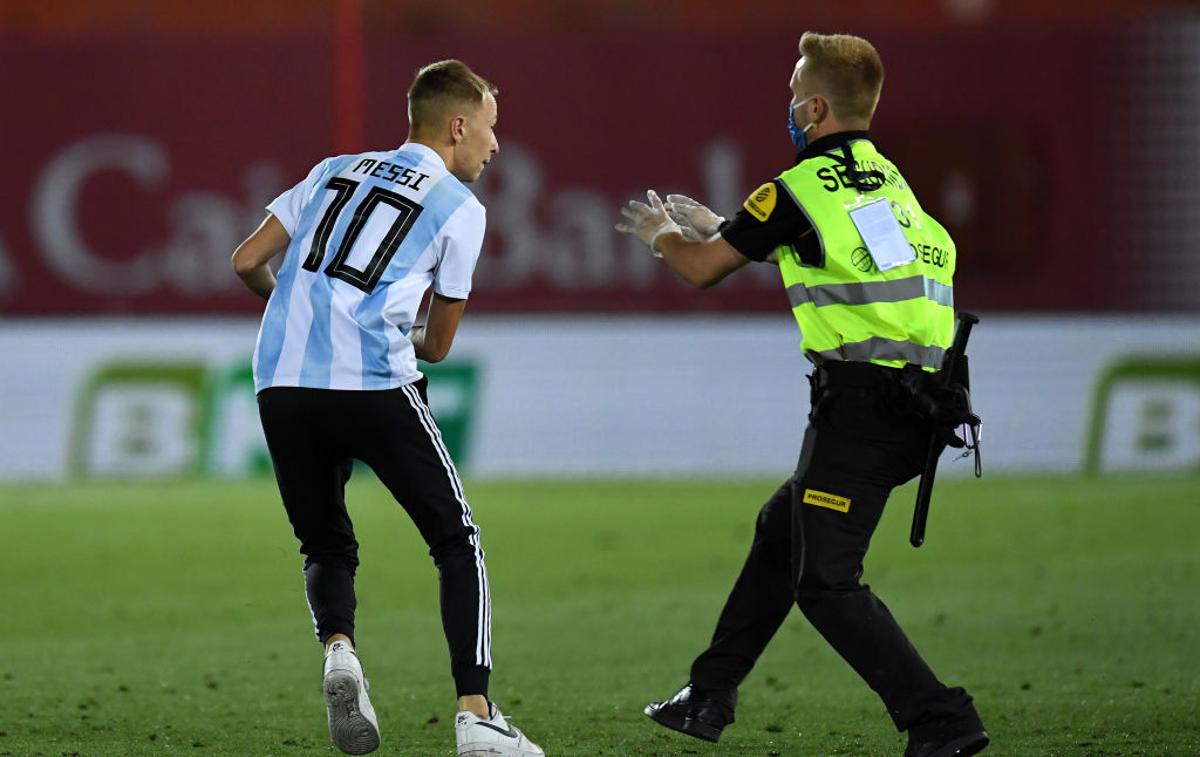 navijač Barcelona | Tekmo med Barcelono in Mallorco, ki se je končala z zmago vodilne Barce s 4:0, je popestril navijač, ki se mu je uspelo prebiti na stadion in zelenico. | Foto Getty Images