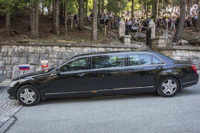 Ruski predsedniki že od devetdesetih let uporabljajo Mercedes-Benzove limuzine. Putin se je po Sloveniji vozil v že nekoliko starem mercedes-benzu pullmanu S 600. Avtomobil, dolg 6,3 metra in z medosno razdaljo 4,3 metra, je opremljen z varnostnimi sistemi in je neprebojen za večino orožja, na primer tudi za protitankovsko orožje in protipehotne mine. Vozniki so izkušeni člani ruske obveščevalne službe. Čeprav se ruski predsedniki že dolgo vozijo z nemškimi limuzinami, Putin že dalj časa želi vrnitev k predsedniški limuzini ruskega porekla. V Rusiji so oblikovali konzorcij podjetij, ki izdelujejo novo Putinovo (oziroma predsedniško) limuzino. Nekoč so limuzino znamke ZIL vozili na primer predsedniki Gorbačov, Jelcin in Brežnjev. Mercedese bo na čelu ruskih delegacij kmalu spet zamenjalo rusko vozilo.  | Foto: Matej Leskovšek