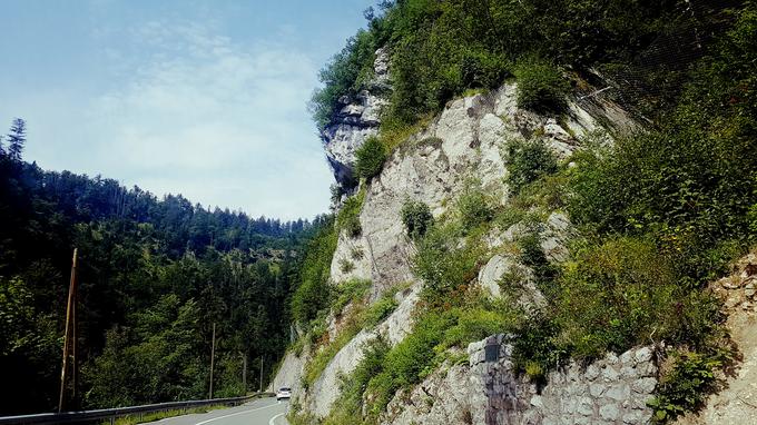 Del ceste med Godovičem in Idrijo. | Foto: Gregor Pavšič