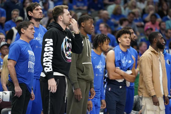 Luka Dončić, njegovi soigralci ter lastnik kluba Mark Cuban so spremljali dvoboj z nesrečnim koncem. | Foto: Reuters