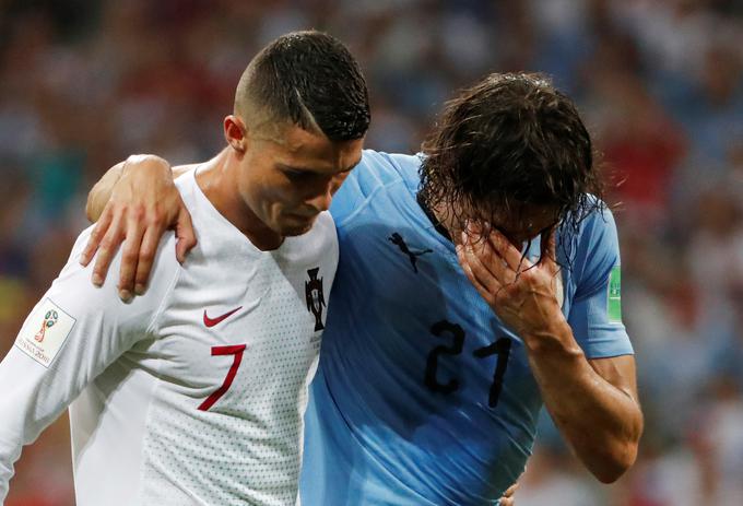 Edinsona Cavanija je z igrišča pospremil Cristiano Ronaldo. | Foto: Reuters