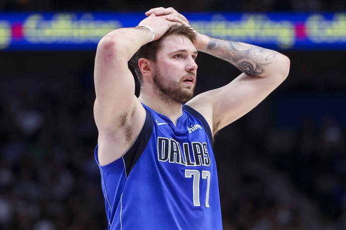 Luka Dončić | Luka Dončić je proti San Antoniu blestel, obetala se mu je nova tekma s trojnim dvojčkom, nato pa je skupil poškodbo in sklenil srečanje še pred koncem tretje četrtine. | Foto Reuters