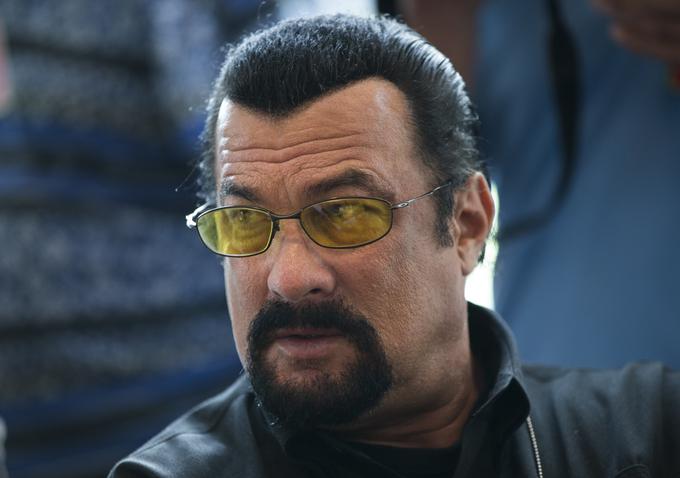 Seagal je pozneje trdil, da je na srečanje z ameriškimi mafijci prinesel pištolo. Domnevno naj bi bil zelo blizu smrti: poznejše pričevanje je namreč razkrilo, da naj bi ga bil eden od prisotnih članov družine Gambino pripravljen ubiti, če bi rekel eno napačno besedo.  | Foto: AP / Guliverimage