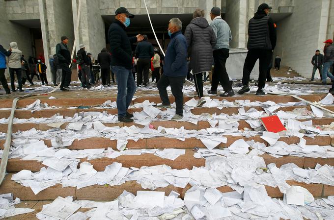 Protivladni protestniki nasprotujejo izidu nedeljskih parlamentarnih volitev. Volitve so zasenčili očitki o kupovanju glasov. | Foto: Reuters