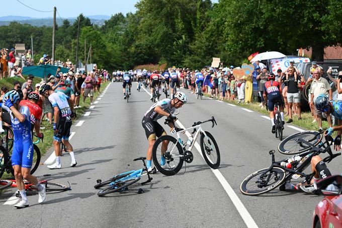 Mezgečev moštveni kolega Simon Yates je zaradi padca izgubil 47 sekund. | Foto: Reuters