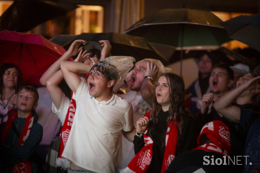 Spremljanje nogometne tekme Slovenija - Portugalska na POgačarjevem trgu v Ljubljani.