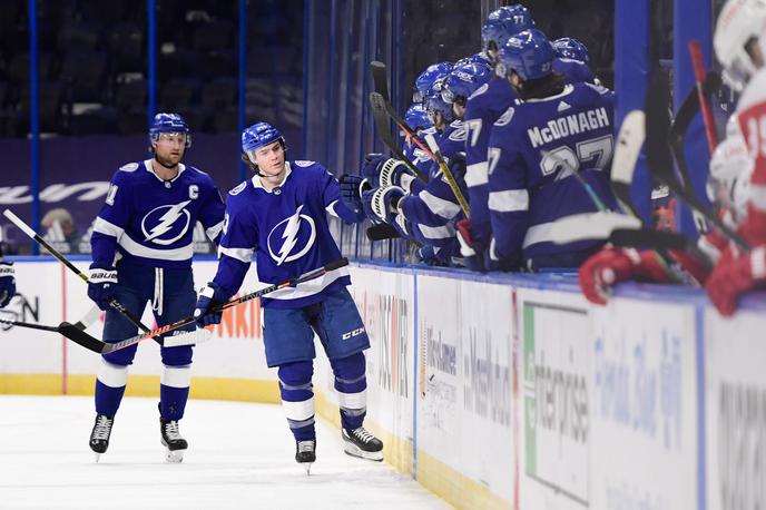 Tampa Bay | Branilci naslova iz Tampe so premagali Detroit s 5:1. Na seznam strelcev se je vpisalo pet različnih hokejistov, med njimi je bil tudi Brayden Point. | Foto Reuters