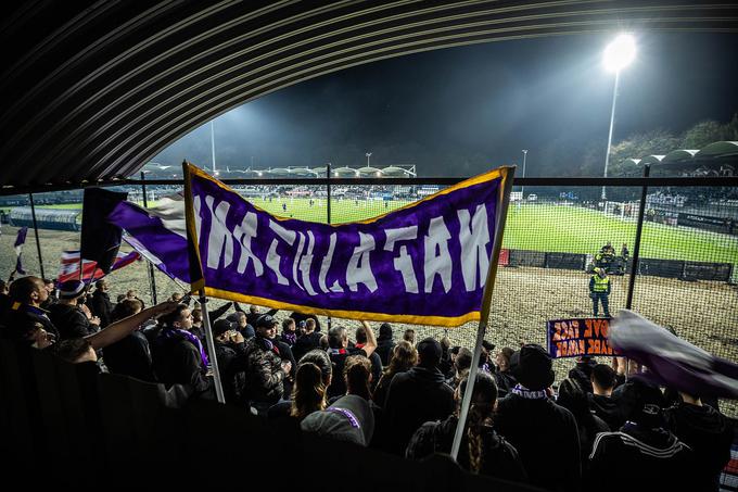 Prekmursko-štajerski derbi je na tribune v Murski Soboti privabil okrog 2.500 ljubiteljev nogometa. | Foto: Jure Banfi