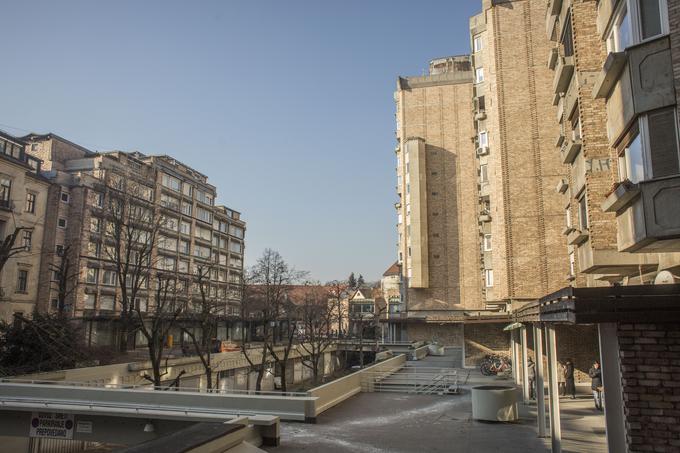 Gruča stanovanjskih enot, Ferantovi bloki, kot so jo poimenovali ljudje, stoji na območju nekdanjega rimskega foruma, na katerega se navezujeta zdajšnje prostorno dvorišče in park. | Foto: Matej Leskovšek