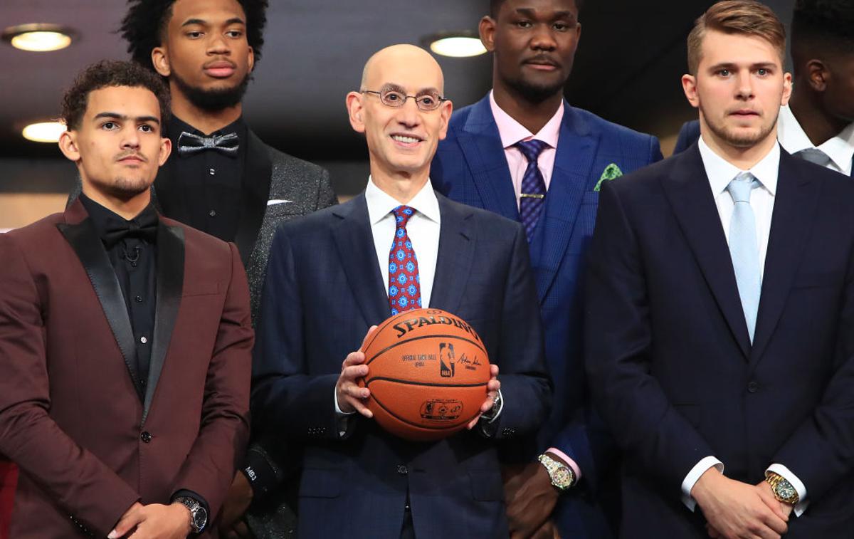 Trae Young, Luka Dončić | Trae Young (levo) in Luka Dončić (desno) v družbi komisarja lige Adama Silverja na lanskem naboru lige NBA v New Yorku | Foto Gulliver/Getty Images