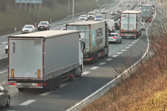 obvoznica | Na najbolj obremenjenih delih obvoznice v Ljubljani vozi tudi po 90 tisoč vozil na dan. | Foto Gregor Pavšič