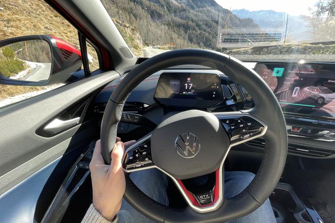 Volkswagen ID4 Vršič | Mimoidočim, ki me vprašajo, kako dolgo je treba polniti avtomobil, ne znam natančno odgovoriti. "Baterije na poti nikoli ne napolnim do konca, največkrat jo polnim le kakšnih 15 ali 20 minut," jim po navadi odgovorim. | Foto Gregor Pavšič