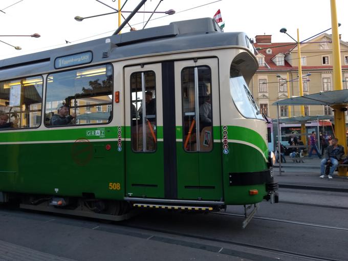 Povprečen Avstrijec mora za mesečno vozovnico v Gradcu delati štiri ure in 32 minut, povprečen Slovenec pa za neprenosljivo avtobusno mesečno vozovnico v Ljubljani šest ur in 33 minut. Če bi želeli imeti možnost prenosljivosti in vožnje tudi z vlaki, kot jo imajo v Gradcu s tamkajšnjo mesečno vozovnico, pa bi morali za to v Ljubljani delati kar 13 ur in 46 minut! | Foto: Srdjan Cvjetović