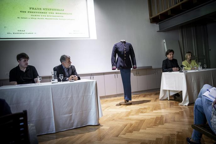 Novinarska konferenca ob ekskluzivni predstavitvi uniforme Franca Jožefa I. | V Narodnem muzeju Slovenije so predstavili izjemen eksponat, uniformo, ki jo je nekoč nosil cesar Franc Jožef I. in ki s seboj nosi tudi zanimivo zgodbo o tem, kako se je znašla na Slovenskem. | Foto Ana Kovač