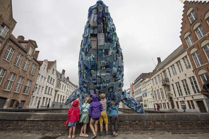 "Kilogram na kilogram in kmalu bo po oceanih plavalo več plastičnih smeti kot pa kitov," so ob projektu zapisali v studiu KCA, ki je avtor projekta. | Foto: Cover Images