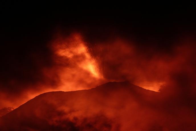 Etna | Ognjenik Etna na vzhodu Sicilije je eden najbolj aktivnih vulkanov na svetu ter pogosto bruha ogenj in pepel. | Foto Reuters