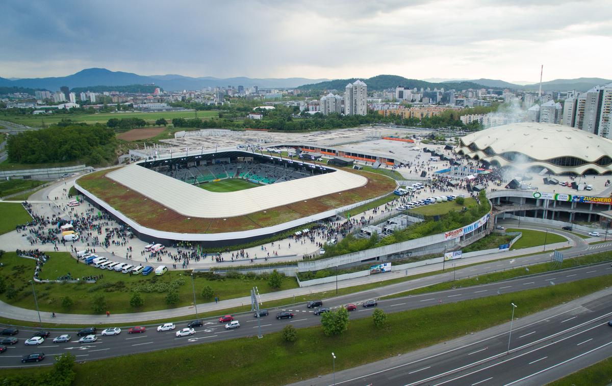 stadion Stožice | Obtožnica v zadevi Stožice devetim fizičnim osebam očita več kaznivih dejanj, med drugim zlorabo uradnega položaja ali uradnih pravic, goljufijo na škodo EU, preslepitev pri pridobitvi posojila ali ugodnosti in ponareditev ali uničenje poslovnih listin. | Foto STA