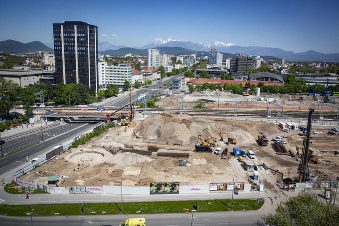 Zaradi zagotavljanja varnosti vseh udeležencev v prometu in delavcev na gradbišču je izjemnega pomena, da se potniki zadržujejo le na varnih območjih, ki so zanje predvidena, in da nasploh ne prečkajo proge zunaj predvidenih prehodov. | Foto: Bojan Puhek