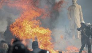 Na množičnih protestih ob obletnici najhujše železniške nesreče v Grčiji izgredi #foto #video