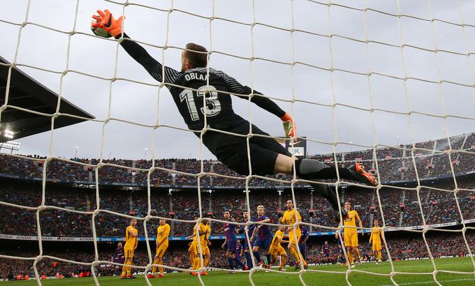 ... vratar Atletica Jan Oblak je "poletel", a bil prekratek. | Foto: Reuters