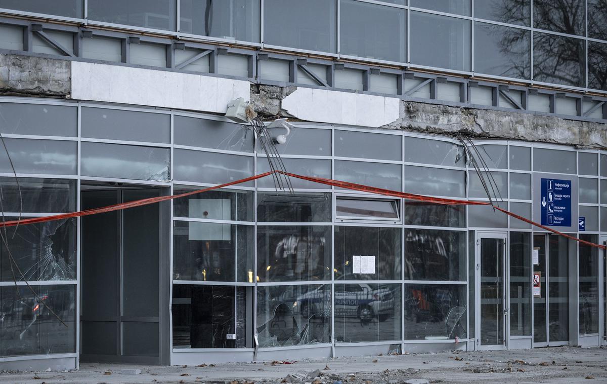 Železniška postaja Novi Sad | Celotno Srbijo so po nesreči na železniški postaji zajeli množični študentski protesti. Študenti zahtevajo odgovornost in pravico za žrtve padca nadstreška, objavo vseh dokumentov o prenovi in kaznovanje odgovornih. | Foto Ana Kovač