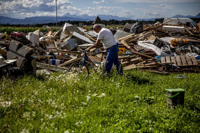 Občinske javne službe in pogodbeniki Civilne zaščite zagotavljajo odvoz zbranih komunalnih odpadkov od mesta zbiranja do regijskih centrov, kjer se odpadki primerno ločijo in se zagotovi njihova ustrezna predelava. | Foto: Ana Kovač