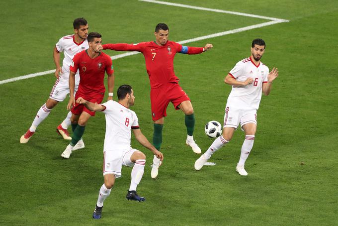 Cristiano Ronaldo se je prebil med 16 najboljših skozi šivankino uho. | Foto: Reuters