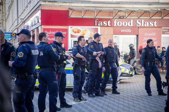 Moški z nožem grozi na Bavarskem dvoru | Policisti so v centru Ljubljane včeraj obravnavali moškega, ki je v rokah pred drugimi občani držal dva noža. | Foto Mija Debevec Doničar