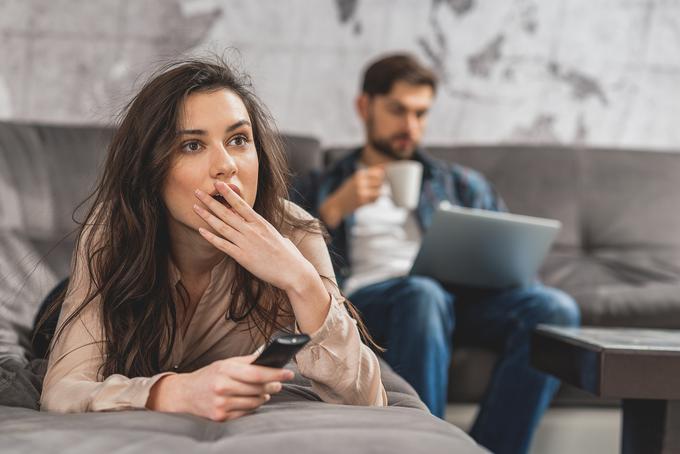 Uporabnica ali uporabnik bo epizodo priljubljene nadaljevanke lahko začel(a) gledati na pametnem telefonu med čakanjem na vlak, nato pa si konec te epizode pogledal(a) doma na televizorju. | Foto: 