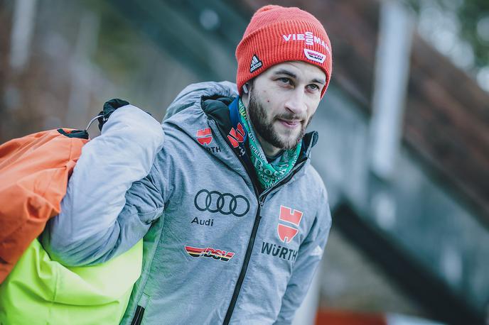 Markus Eisenbichler | Markus Eisenbichler si je ob padcu na poledenelem parkirišču poškodoval zapestje. | Foto Sportida