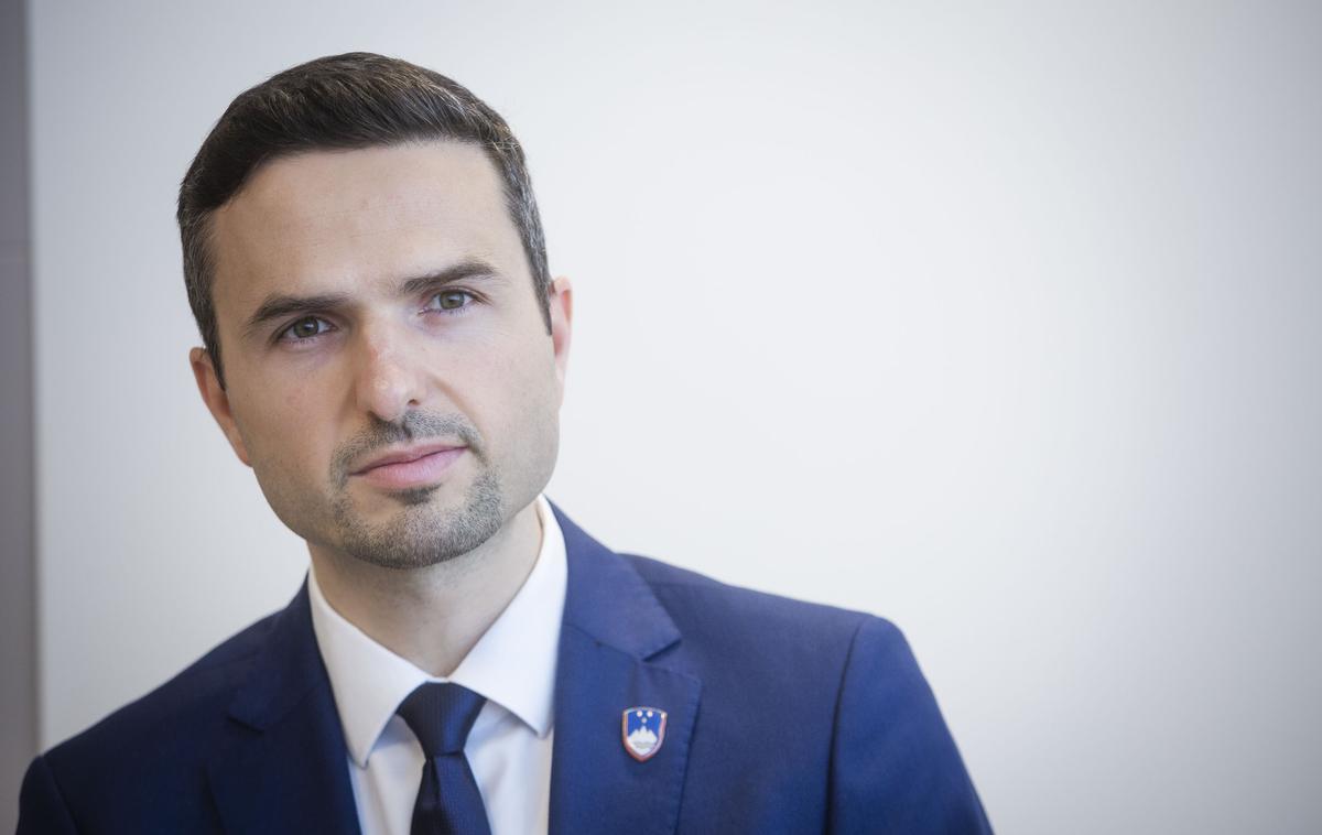 Matej Tonin | Obrambni minister Matej Tonin se je danes odzval na ugibanja, zakaj se s podpisom pogodbe tako zelo mudi in zakaj več stomilijonskega posla z oklepniki ne prepušča prihodnji vladi. | Foto Bojan Puhek