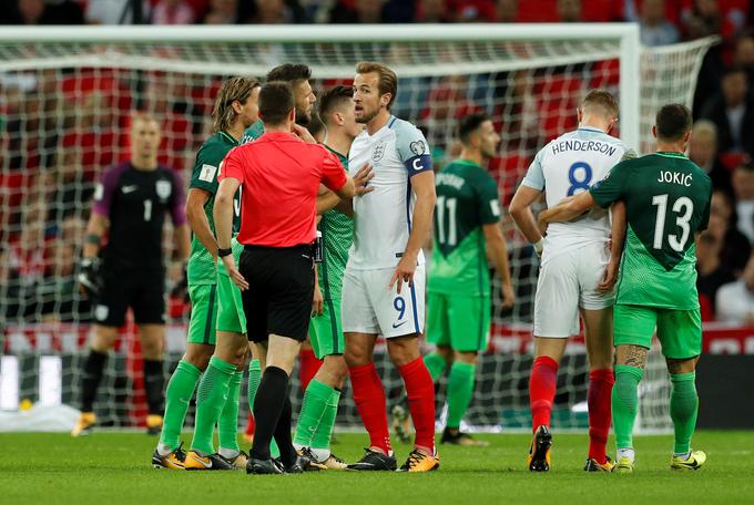 Slovenci so za čudežni preboj na SP 2018 v Rusiji potrebovali zmago na napol praznem Wembleyju, a je niso dočakali. Selektor se je neprepričljivih treh levov lotil taktično dovršeno, premešal začetno postavo, a se mu rezultatsko ni izšlo. Harry Kane je v 94. minuti izkoristil eno redkih napad Jana Oblaka, Slovenija pa je po porazu z 0:1 spoznala, da bi jo lahko na drugo mesto popeljal le še čudež.  | Foto: Reuters