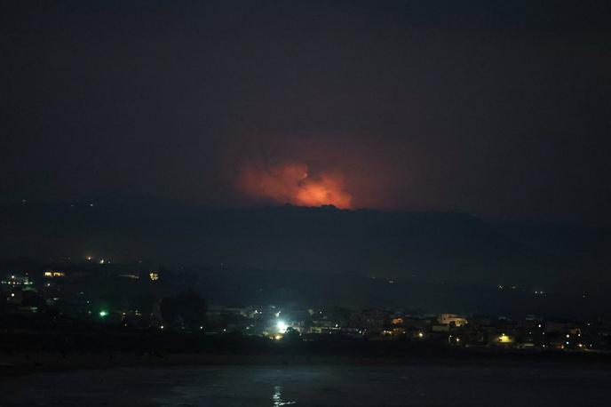 napad na Izrael, Hezbolah, Libanon, dim, ogenj | Med dovoljenji za prodajo orožja Izraelu, ki bodo začasno zamrznjena, so predvsem dovoljenja za komponente za bojna letala, helikopterje in brezpilotne letalnike. Velika Britanija sicer ni ena od večjih izvoznic orožja v Izrael.  | Foto Reuters