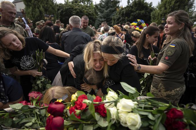 Regija Poltava med drugim meji na regiji Sumi in Harkov, ki sta v preteklih tednih redno tarči ruskega obstreljevanja. Fotografija prikazuje pogreb umrlih članov posadke ukrajinskega vojaškega helikopterja, ki so jih v Poltavi pokopali septembra lani.  | Foto: Guliverimage