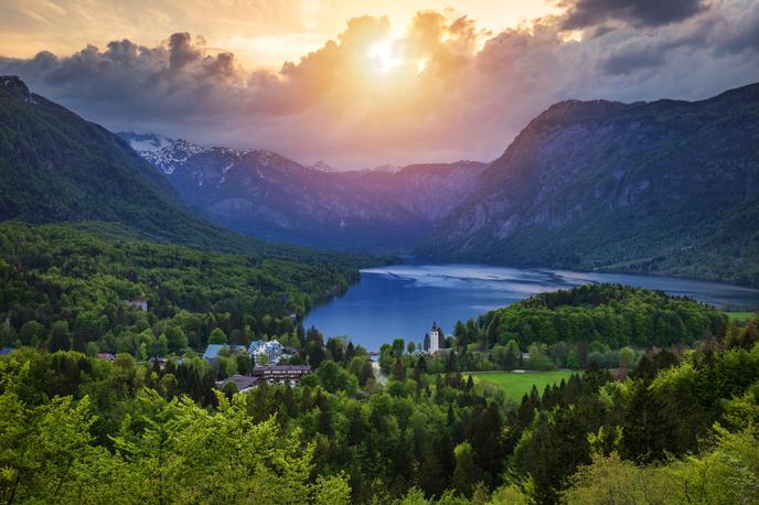 Bohinjsko jezero | V Bohinju načrtujejo tudi ureditev povsem novih parkirišč, ki pa bi bila precej oddaljena od jezera. | Foto Shutterstock