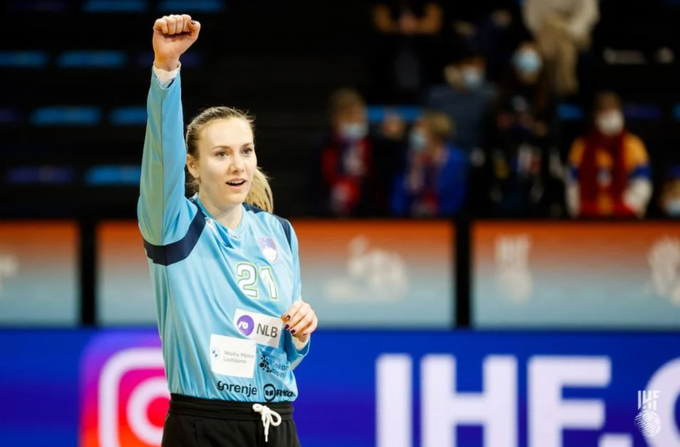 Amra Pandžić je bila na obračunu s Črno goro razglašena za najboljšo igralko tekme. | Foto: IHF.com