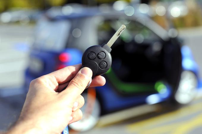 Pri električnem smartu je treba iz sovozniškega predala odstraniti ključ s čipom, ga vtakniti v režo med obema sedežema in tako zagnati elektromotor. Renault zoe in BMW i3 imata pametni ključ, zato tega ni treba storiti.  | Foto: Gregor Pavšič