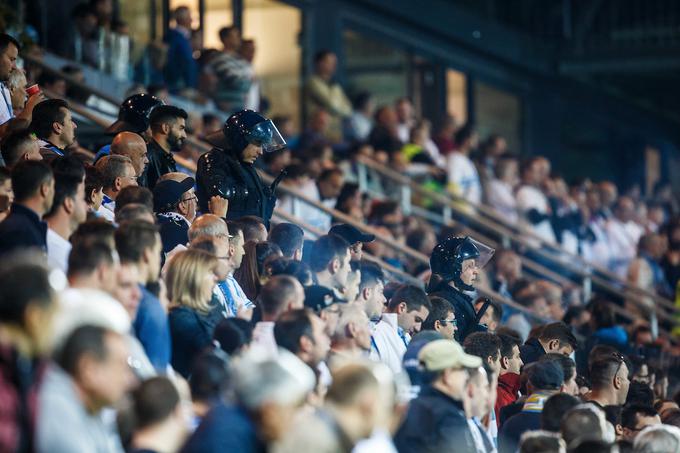 Po izenačenju je postalo vroče tudi na osrednji tribuni, kjer so pomembnejše goste iz Zagreba na častni tribuni varovali policisti. | Foto: Grega Valančič/Sportida