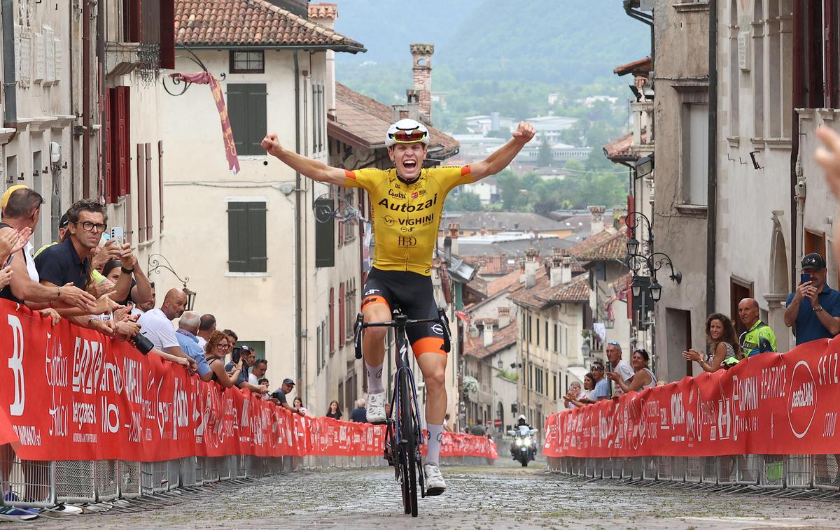 Erazem Valjavec | Erazem Valjavec na svetovno prvenstvo v cestnem kolesarstvu odhaja z visoko motivacijo in visokimi cilji. Na fotografiji: Valjavec se veseli zmage na etapni dirki Giro del Veneto Juniores julija letos. | Foto osebni arhiv Erazma Valjavca