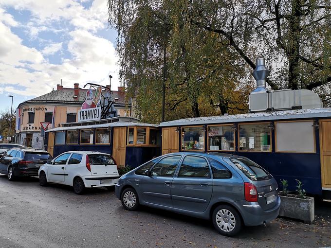 Tramvaj je bil dolga leta rdeče barve, po prenovi, ki je potekala pred kratkim, pa so ga pobarvali na modro. | Foto: Marko Rabuza