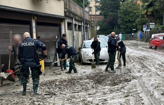 Gasilci, policisti in vojaki so na terenu odpravljali ogromno škodo, ki jo je povzročila voda. | Foto: Vigili del Fuoco