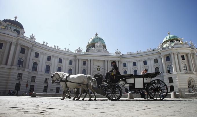 Rezidenca avstrijskega zveznega predsednika je v Leopoldinskem krilu nekdanje cesarske palače Hofburg. Mandat zveznega predsednika traja šest let. Zadnji avstrijski predsednik je bil socialdemokrat Heinz Fischer. Ker je njegov mandat potekel, zaradi razveljavitve drugega kroga volitev pa novega predsednika še ni, začasno naloge predsednika države opravljajo trije poslanci, in sicer socialdemokratka Doris Bures, konservativec Karlheinz Kopf in svobodnjak Norbert Hofer. | Foto: Reuters