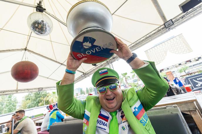 Slovenija navijači EuroBasket Berlin | Za slovenske navijače se prihodnji teden začenja Evropsko prvenstvo v nogometu. Bodo lahko skakali ali bodo kršili avtorske pravice trgovca? | Foto Vid Ponikvar